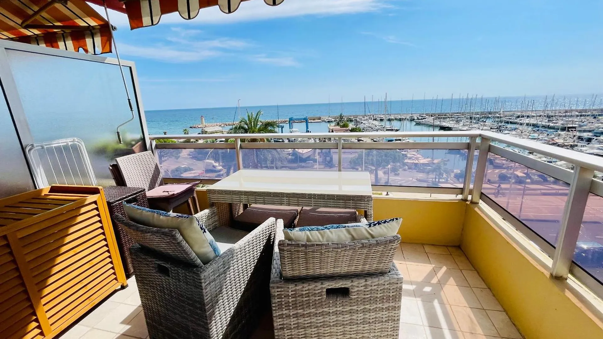 Superbe Appartement En Bord De Mer, Pres Du Centre Et Des Plages Menton