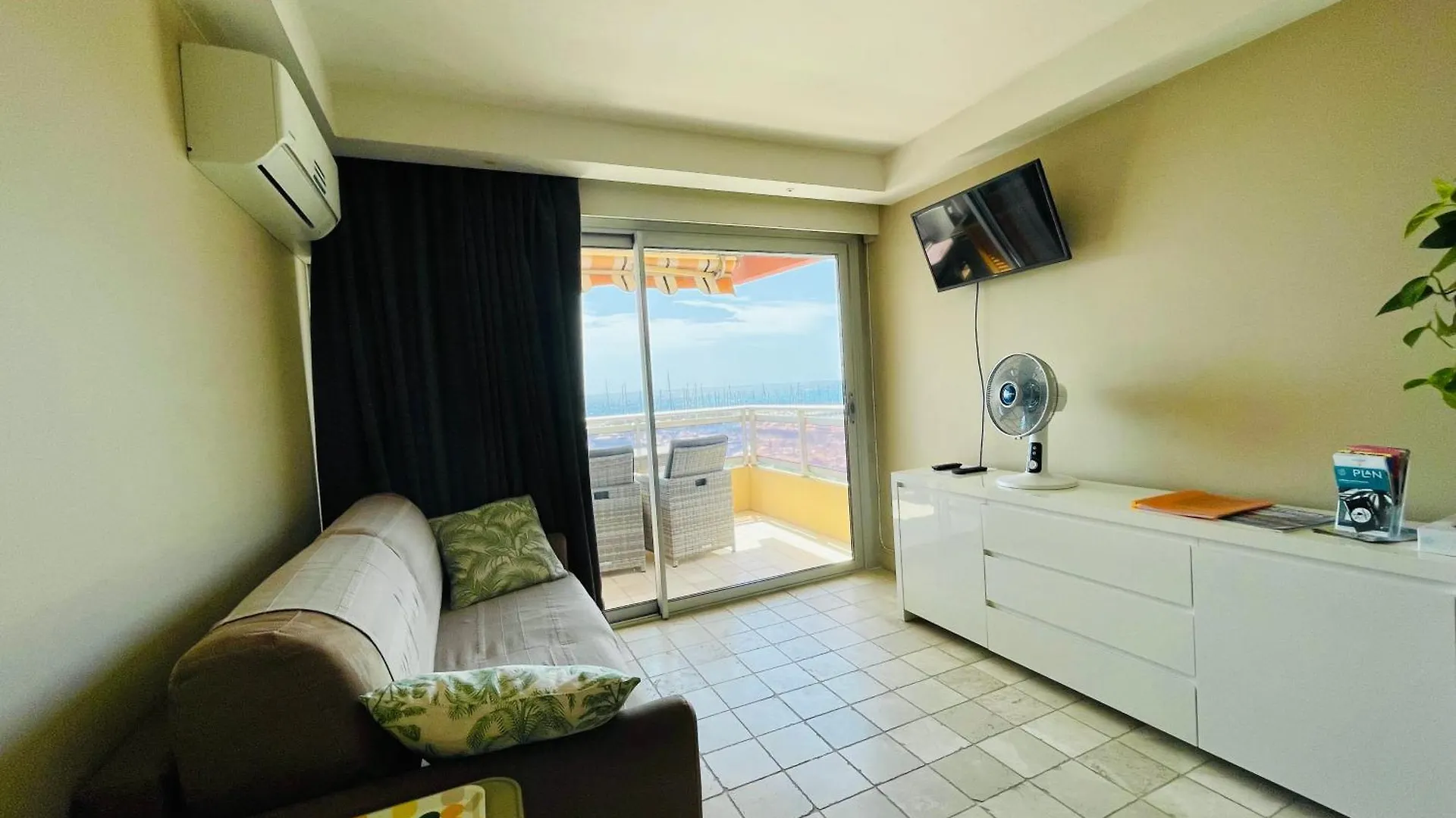Superbe Appartement En Bord De Mer, Pres Du Centre Et Des Plages Mentona